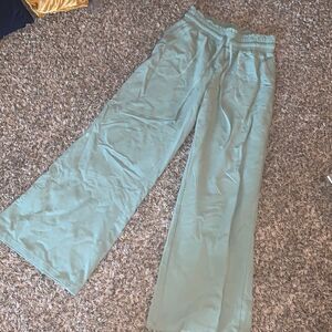 Calme by Johnny Was green sweatpants, size M.